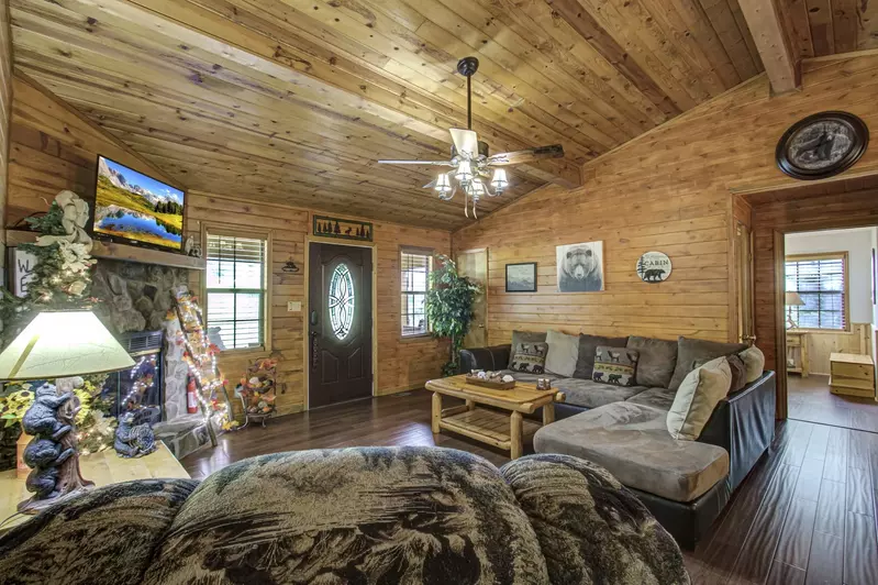 Located close to Metcalf Bottoms picnic area, Bear Retreat is a delightful retreat for families.  Budget friendly cabin rentals in the Smokies.