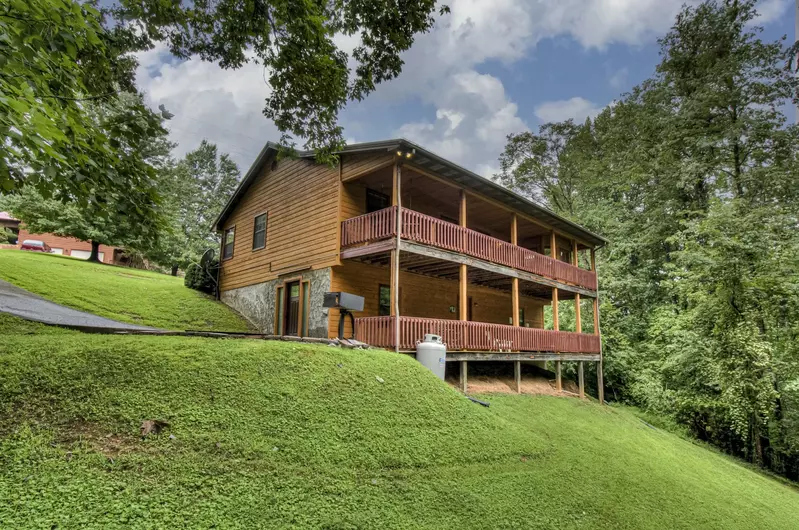 When planning your next visit to the Smokies, think Bear Retreat - Great Cabins In The Smokies.