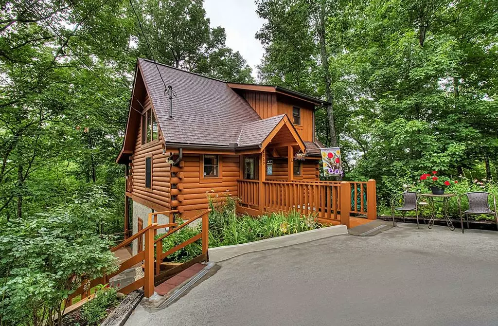 Pigeon Forge Honeymoon Cabin rental offering privacy and luxurious accommodations.  A true hidden gem.